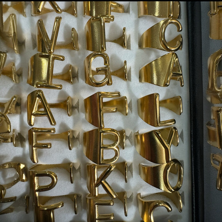 Anello Lettera "color oro"